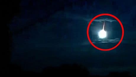 Opmerkelijk: vuurbal vliegt door de lucht in Japan