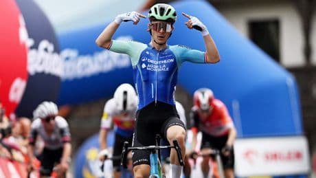 Paul Lapeira wint op lastige aankomst en neemt leiding over van Olav Kooij in Polen