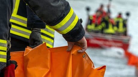 Großeinsatz nach Leck an Lastenboot –  Feuerwehr legt Ölsperren aus