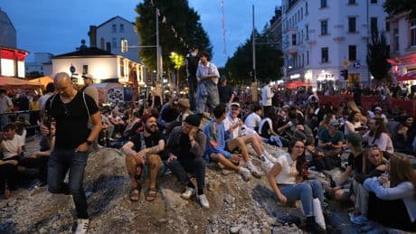 Polizei stoppt Feier-Volk - Hundertschaft schützt Baustelle vor Partygästen