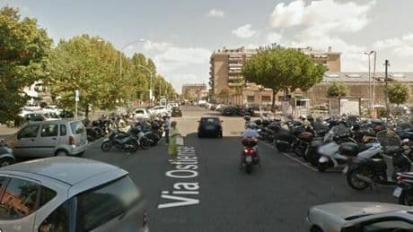 Roma, agguato sull'Ostiense: spari contro un'auto, 27enne crivellato di colpi, è gravissimo. La vittima è un buttafuori