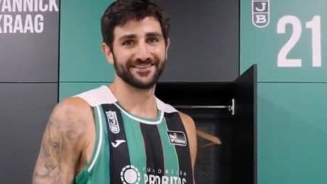 Ricky se viste de verdinegro y lanza un mensaje