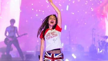 Olivia Rodrigo beim Glastonbury-Festival: Springerstiefel, Hotpants und ein heimlicher Held