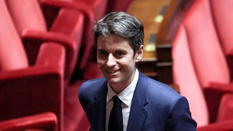 Interdiction du voile pour les moins de 15 ans : en réunion de groupe, Gabriel Attal voit sa mesure taxée de « populiste »