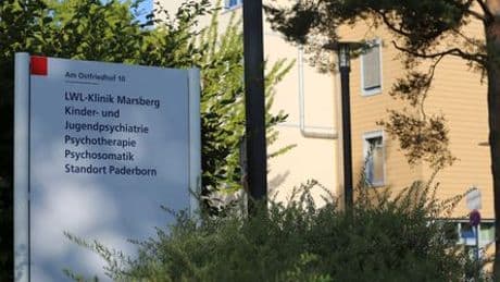 Paderborn: 13-Jährige verletzt Betreuerin in Psychiatrie lebensgefährlich – trotz Warnungen der Polizei