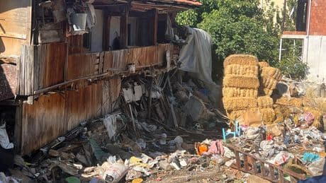 Burdur'da bir evden 20 kamyon çöp çıktı