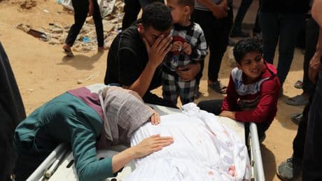 Israel mata a 136 gazatíes en nuevos bombardeos mientras Trump promete "ocuparse" de la Franja: "Se mueren de hambre"