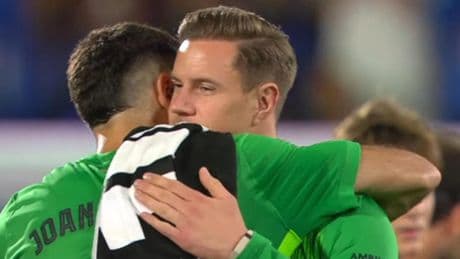 El abrazo conciliador de Ter Stegen y Joan Garcia