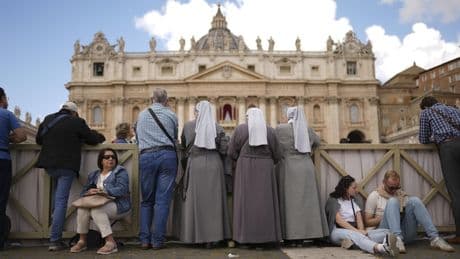 Conclave : la place Saint-Pierre suspendue au vote des cardinaux