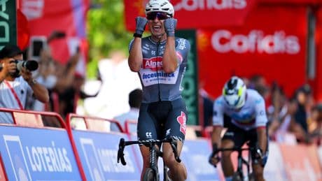 Jasper Philipsen sprint naar dagzege en rode leiderstrui in Vuelta