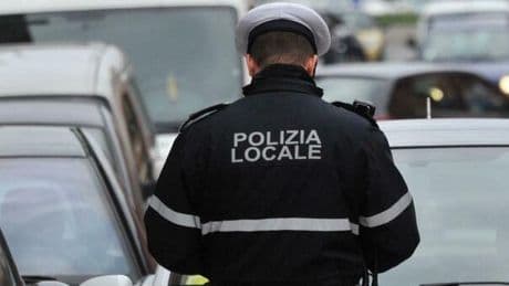Vigile annulla multe ad amici e parenti, cancellati 282 verbali per oltre 50mila euro: licenziato dal Comune di Napoli