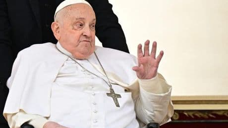 El Papa pide "tender la mano al que ya no puede más" en su homilía del Domingo de Ramos
