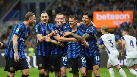 Testa al Barcellona e rigore al Verona, l’Inter non lascia scappare il Napoli