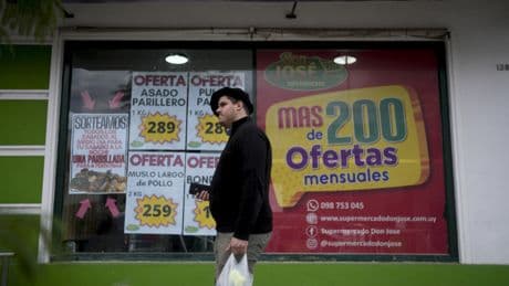 Un café, cinco euros: los delirantes precios de la Argentina de Milei