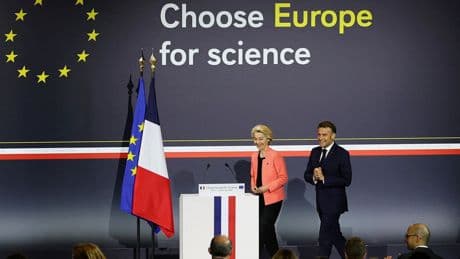 In de Parijse Sorbonne verleiden Von der Leyen en Macron wetenschappers om naar ‘veilige haven’ Europa te komen