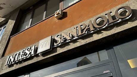 Intesa Sanpaolo, l’utile sfonda i 5 miliardi e batte le stime. Balzo del titolo