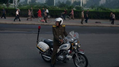 Noord-Koreaanse jongeren worden massaal flitsbezorger, want dan mogen ze op de motorfiets