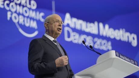 El fundador del Foro de Davos se jubila "con efecto inmediato" y le sucede provisionalmente el ex presidente de Nestlé