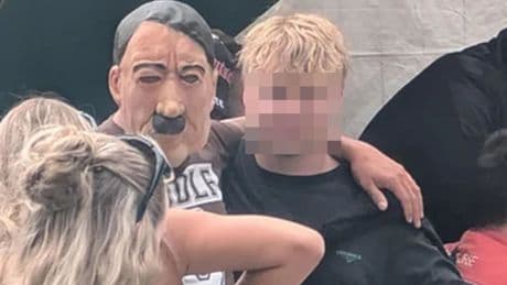 Eklat bei Motorrad-WM - Thüringer (40) mit Hitler-Maske am Sachsenring