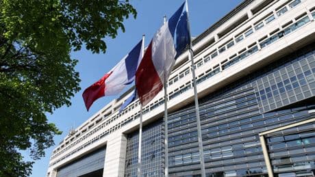 Chute du gouvernement Bayrou : sur les marchés, la France emprunte désormais aussi cher que l’Italie
