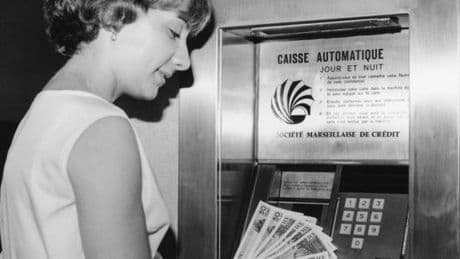 « Les Françaises peuvent librement ouvrir un compte en banque depuis soixante ans mais elles peinent toujours à conquérir leur indépendance financière »