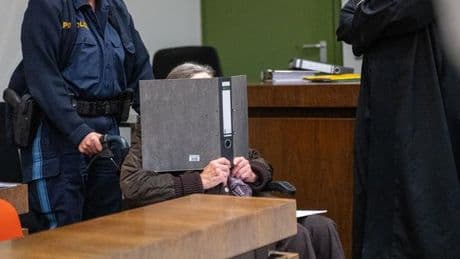 Freundschaft endet tödlich: Topf als Waffe - Anklage verlangt lebenslang für Seniorin