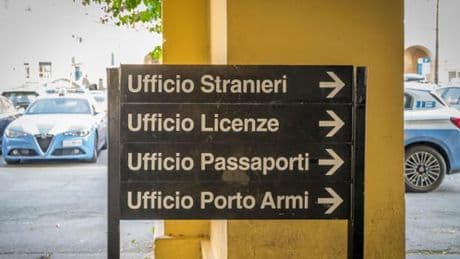 Imperia, tangenti sui permessi di soggiorno: viceispettore di polizia agli arresti domiciliari