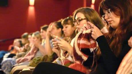 Handarbeit: Im Strickkino bleibt das Licht an