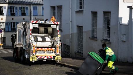 "Dans certaines cabines ça atteint 52°C": les éboueurs de Niort en grève car on leur interdit désormais de travailler en short