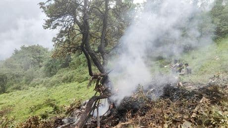 Mueren siete personas al estrellarse un helicóptero en el Himalaya indio
