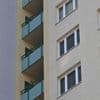 Aus dem 20. Stock: Kinder werfen Metallstangen von Balkon in Berlin-Alt-Hohenschönhausen