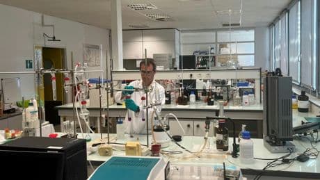 A Pessac, en Gironde, des scientifiques contrôlent chaque jour la conformité des vins et des spiritueux