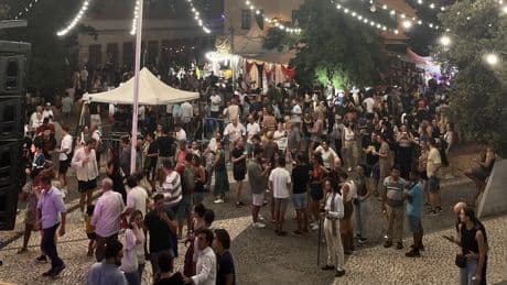 La idea de que Madrid no se vacía en verano cobra fuerza: más gente en transporte, en museos e incluso en las verbenas