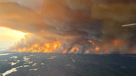 Buschfeuer in Kanada außer Kontrolle - 17.000 Menschen flüchten vor dieser Flammen-Wand
