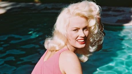 Mamie Van Doren, la rubia explosiva a la que Universal intentó vender como la Marilyn Monroe de su estudio