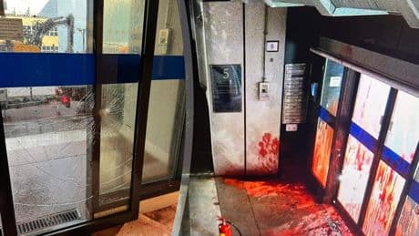 Ambassade Israël in Den Haag beklad met rode verf: ’Laffe daad’