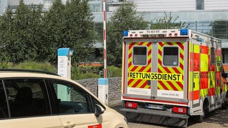 Mitarbeiter vor Krankenhaus attackiert – Verdächtiger wird von Polizei überprüft