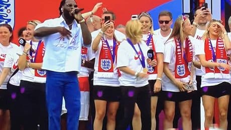 VIDEO Sarina Wiegman wordt bij huldiging op podium verrast door ’favoriete artiest’ Burna Boy en danst op verzoek mee