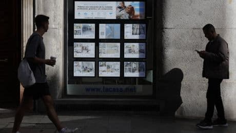 La bajada de los tipos alimenta la compra de vivienda por inversores; jóvenes, inmigrantes y clase media se quedan atrás