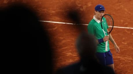 Sinner no se apiada de nadie, tampoco del heroico Djokovic