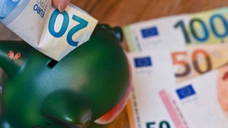 Aktien-ETF und Festgeld: Wie Eltern finanziell für ihre Kinder vorsorgen können