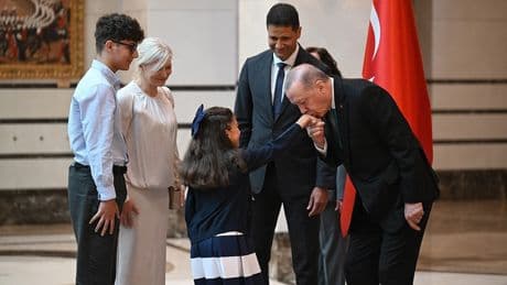 Erdoğan el öptü
