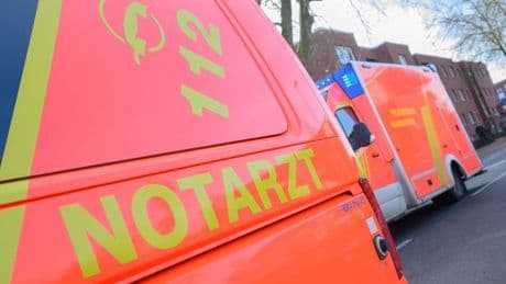 Unfälle: Motorradfahrer nach Zusammenstoß mit Auto in Lebensgefahr
