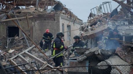 Ucraina, raid russi nella notte: 12 morti e 30 feriti. Tra le vittime tre ragazzi