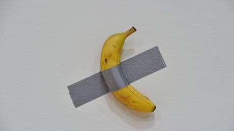 Bezoeker Frans museum eet banaan van beroemd kunstwerk