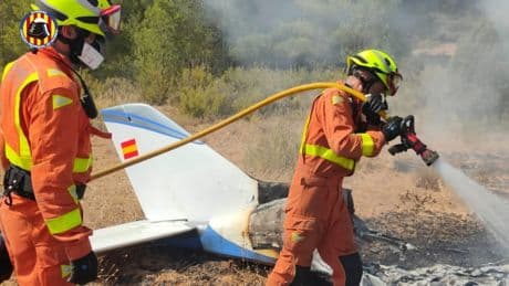 Mueren dos personas al estrellarse una avioneta en Requena (Valencia)