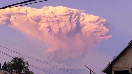 Grote vulkaanuitbarsting op Indonesisch eiland: aswolk van kilometers hoog