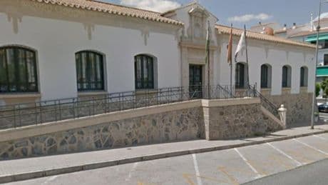 Raja la cara y deja un ojo ensangrentado a un hombre tras romperle un vaso en un pub en un pueblo de Málaga