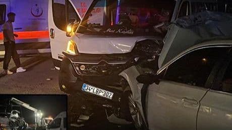 Kocaeli'de feci kaza! Servis minibüsü ile otomobil çarpıştı; 10 yaralı