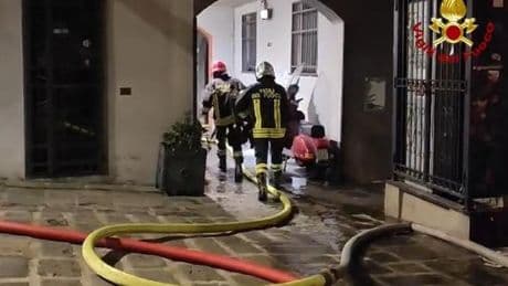 Cede un boiler nel centro storico di Genova, allagati appartamenti e negozi